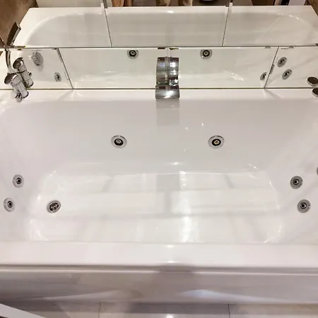 Leogrand Jacuzzi On Krakivska 26 * Lwów